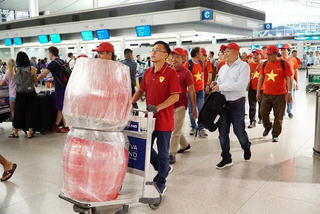 Hàng trăm cổ động viên mang cờ đỏ sao vàng sang Indonesia cổ vũ ĐT Olympic Việt Nam