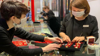 Giá vàng tiếp tục giảm, chênh lệch giữa mua và bán cao