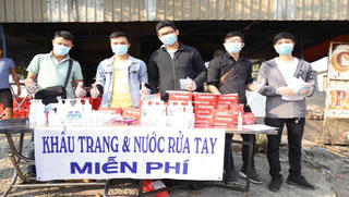 Sinh viên tình nguyện tặng khẩu trang miễn phí cho người dân