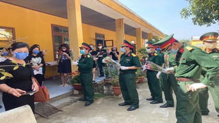 “Bông hoa hồng” ngày 8/3 trong khu cách ly tập trung Covid-19