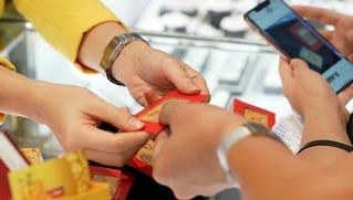 Giá vàng biến động mạnh