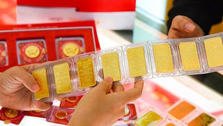 Vàng lao dốc, giảm gần 1 triệu đồng/lượng