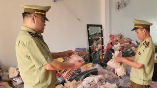 Kiểm tra qua Facebook và Zalo ngăn chặn kịp thời 700 chiếc áo phông nam có dấu hiệu giả mạo nhãn hiệu Louis Vuitton