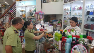 Kinh doanh mỹ phẩm nhập lậu, 2 cở sở bị phạt hơn 21 triệu đồng