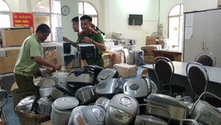 Tạm giữ 1.000 bao thuốc lá nhập lậu và hàng trăm thiết bị điện đã qua sử dụng