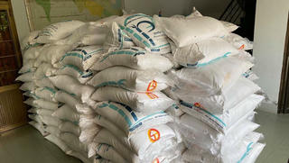 Tạm giữ 11 tấn đường cát và 30 thùng nước tăng lực có dấu hiệu nhập lậu