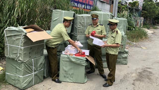 Lào Cai phát hiện, tạm giữ 550 đôi giày thể thao nhập lậu
