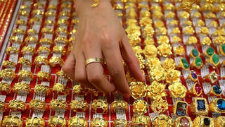 Tăng thêm 2,3 triệu đồng/lượng chỉ sau vài tiếng, giá vàng trong nước tiến sát mốc 57 triệu đồng/lượng