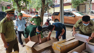 Tạm giữ gần 1.500 chiếc quạt sưởi và khăn choàng vải có dấu hiệu giả mạo nhãn hiệu