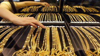 Rơi tự do, giá vàng trong nước lùi về gần mức giá vàng thế giới