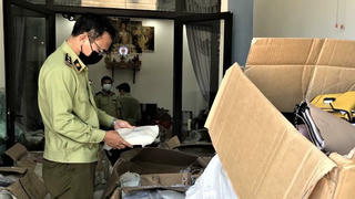 Tạm giữ 800 túi xách có dấu hiệu nhập lậu, kinh doanh trên mạng