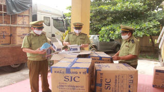 Bắt giữ 390 nghìn chiếc khẩu trang và gần 1nghìn mũ bảo hiểm đang lưu thông từ Nam ra Bắc