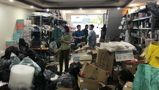 Tạm giữ lô hàng hơn 5.000 đơn vị sản phẩm quần áo, mỹ phẩm, đồng hồ có dấu hiệu vi phạm