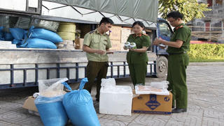 Thu giữ số lượng lớn nem chua và muối chấm không rõ nguồn gốc 