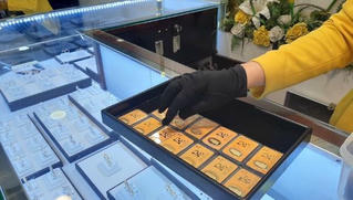 Giá vàng hôm nay 4/9: Tiếp tục giảm sâu 