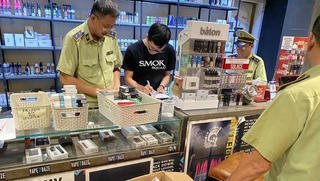 Núp bóng quán cafe kinh doanh trên 1.300 máy hút thuốc lá điện tử