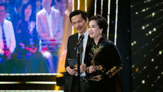 NSND Lan Hương: Duyên dáng trong trang phục áo dài “Song hỷ” tại Lễ trao giải VTV Awards 2020