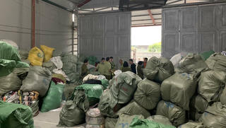 Triệt phá kho hàng lậu “khủng” tại Quảng Ninh, thu giữ 28,3 tấn quần áo “sida”