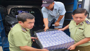 Phát hiện một ô tô tải vận chuyển hơn 2.000 bao thuốc lá điếu nhập lậu