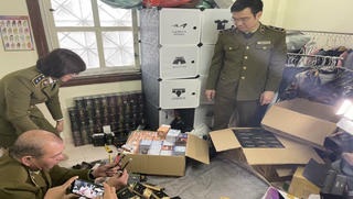 Tạm giữ hàng nghìn điếu thuốc lá điện tử và bóng cười kinh doanh trên mạng xã hội 