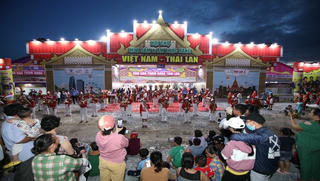 Hàng trăm sản phẩm độc đáo tại hội chợ mua sắm Tết hàng Việt Nam-Thái Lan