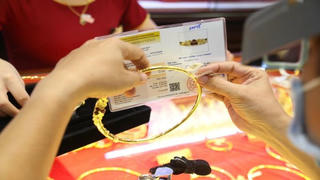 Giá vàng đột ngột giảm