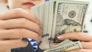 Sáng 18/2, tỷ giá trung tâm tăng, USD trong ngân hàng thương mại giảm