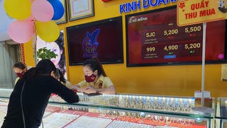 Tung “chiêu” hút khách trước ngày vía Thần Tài, vàng giảm gần nửa triệu đồng/lượng 