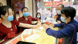 Giá vàng “chìm sâu”, thế giới mất mốc 1.800 USD/ounce, SJC vẫn ở mức cao