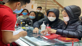 Giá vàng thế giới “cắm đầu” lao dốc, vàng trong nước chênh kỷ lục 7,5 triệu đồng/lượng