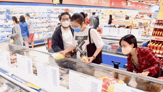 Doanh thu dịch vụ tiêu dùng tháng 2 giảm do Covid-19