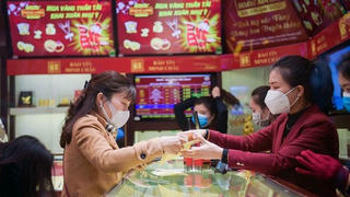 Giá vàng thế giới “lao dốc” mạnh, giá vàng trong nước chênh lệch một cách bất thường