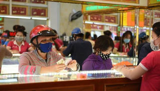 Giá vàng hôm nay, 5/3: Vàng SJC nhích nhẹ, thế giới tiếp tục giảm