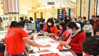 Giá vàng hôm nay - 8/3: Bật tăng đầu tuần, thổi bay mọi 'dự báo'