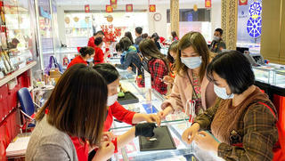 Giá vàng hôm nay 9/3: Lãi suất trái phiếu chính phủ Mỹ và đồng USD tăng mạnh khiến giá vàng bị “đè bẹp”