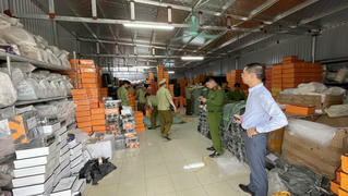 Triệt phá kho hàng giả thương hiệu Hermès “lớn nhất miền Bắc” 