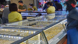 Giá vàng hôm nay, 26/3: Thế giới duy trì ở mức cao, SJC tiếp tục giảm thêm 50.000 đồng/lượng