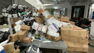 Đột kích kho hàng tiêu dùng nhập lậu và giả mạo nhãn hiệu lớn tại Hà Nội