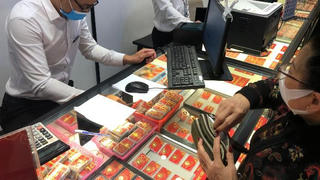 Giá vàng hôm nay 18/6: Giá vàng rớt xuống mức thấp nhất trong hơn 1 tháng qua