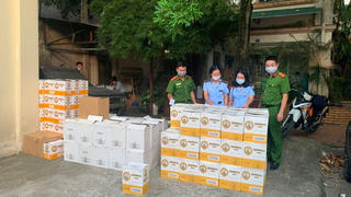 Hà Nội tạm giữ trên 900 chai rượu ngoại có dấu hiệu nhập lậu