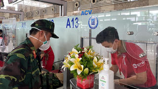 Vietjet vận chuyển hàng nghìn y bác sĩ, hàng triệu liều vaccine phòng dịch