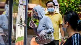 Muôn kiểu chợ thời COVID-19