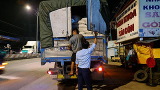 Phát hiện xe “luồng xanh” vận chuyển 20 tấn hạt nhựa vi phạm về nhãn