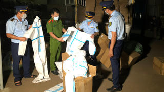 Ngăn chặn hơn 8.300 bộ quần áo phòng chống dịch không rõ nguồn gốc 'tuồn' ra thị trường