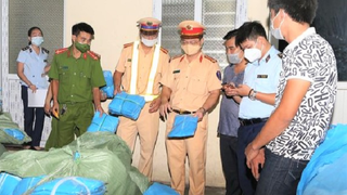 Thu giữ hơn 16.000 bộ quần áo bảo hộ y tế không rõ nguồn gốc