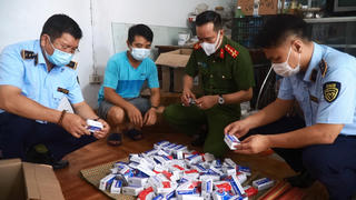 Mua hàng trăm hộp thuốc điều trị COVID-19 trôi nổi, về rao bán gấp đôi