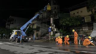 Hơn 4.300 trạm biến áp khu vực miền Trung và Tây Nguyên mất điện do bão số 5 