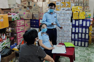 Thu giữ hơn 43.000 sản phẩm bánh kẹo “ngoại” nghi nhập lậu