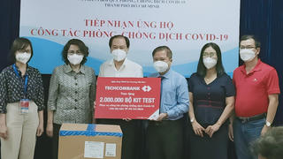 Techcombank trao tặng UBND TP Hồ Chí Minh 2 triệu bộ kit test COVID-19