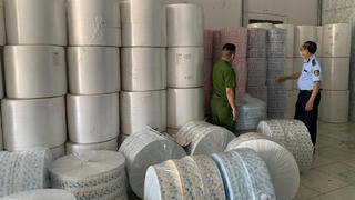 Nhập lậu hàng tấn vải không dệt để may khẩu trang